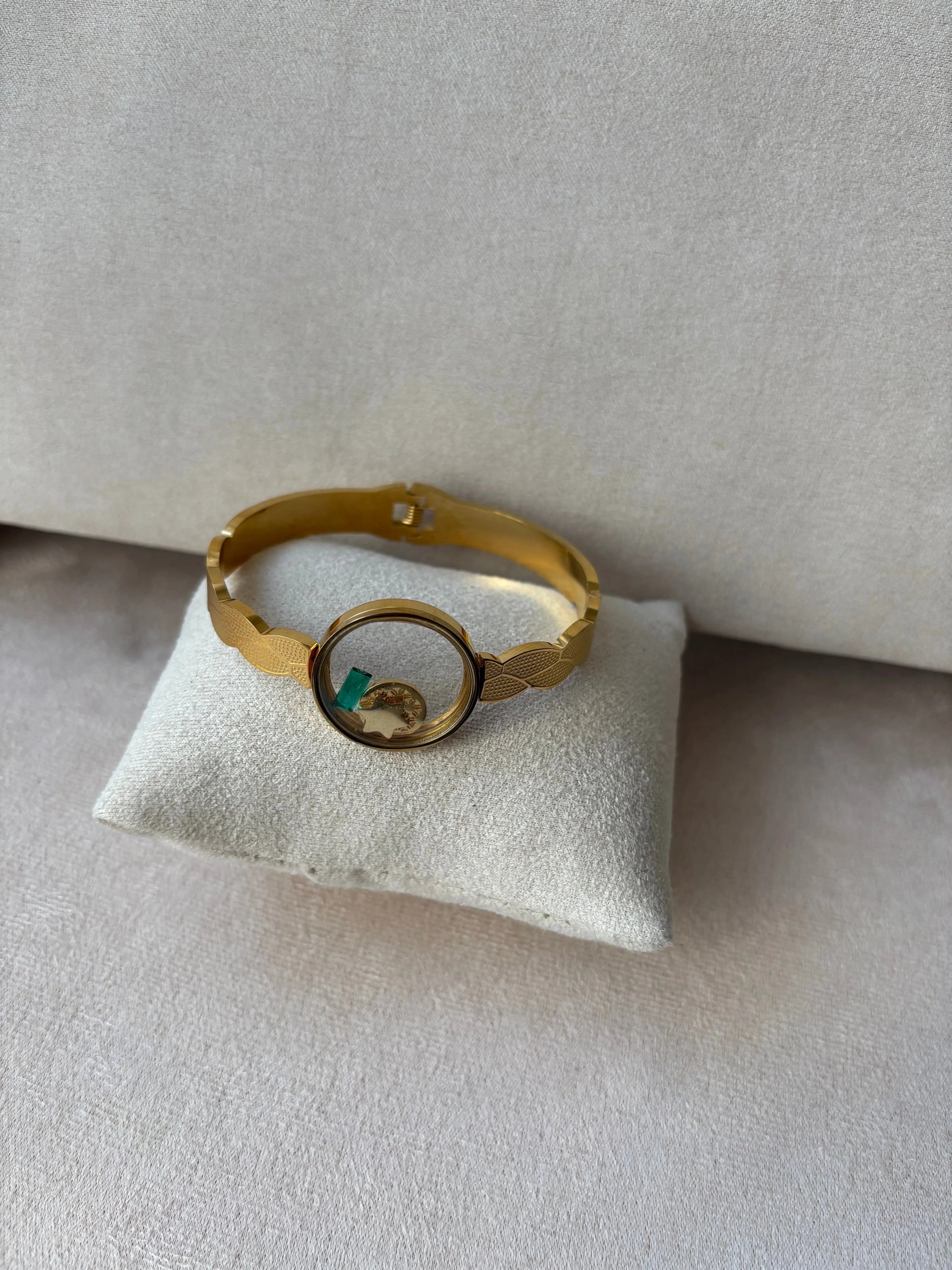 Bracelet doré |A jonc ouvert |Cercle central transparent avec éléments décoratifs | Acier inoxydable