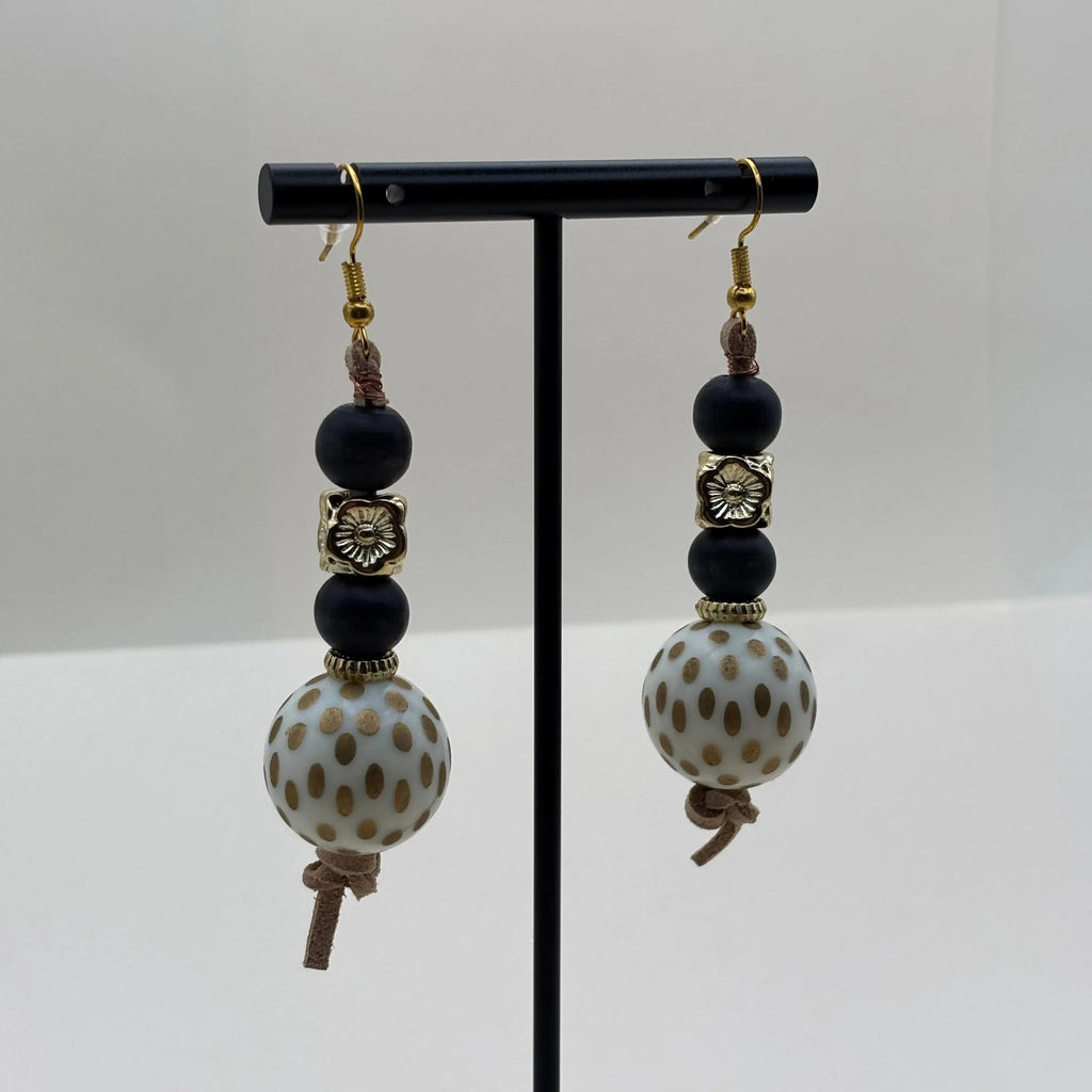 Boucles d'oreilles pendentif avec perle marbrée blanche et or et perles  noires 