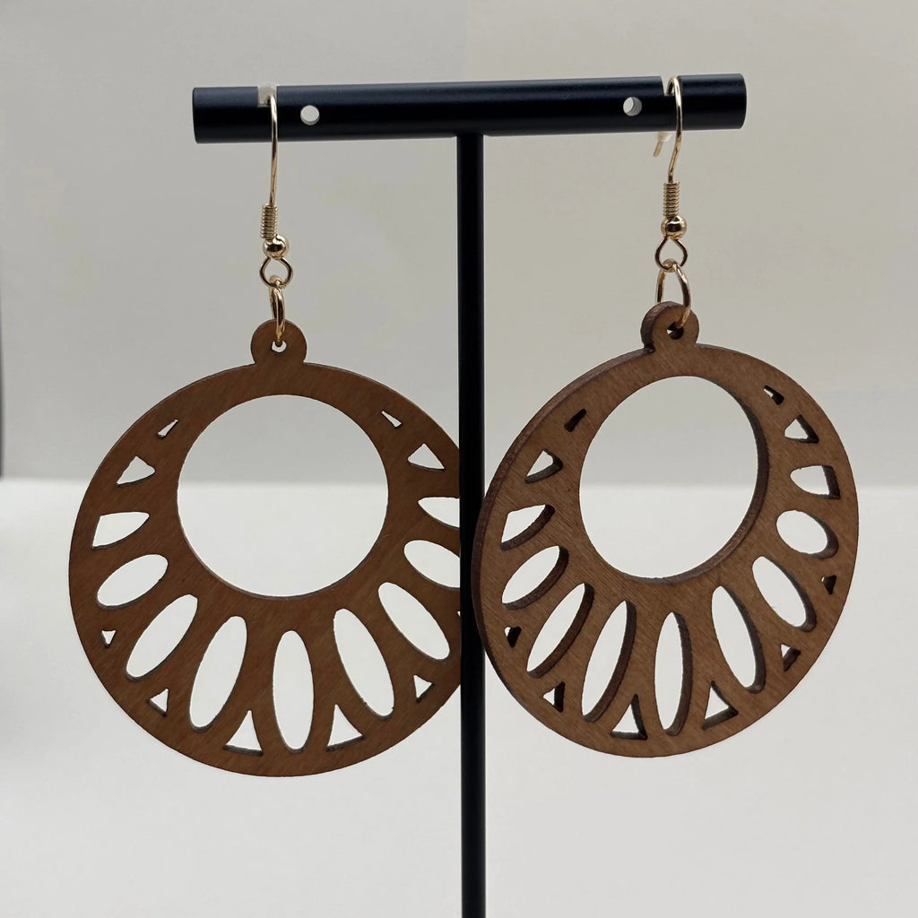 Boucles d'oreilles attache dorée avec boucle en bois léger motif ajourée en forme de cercle