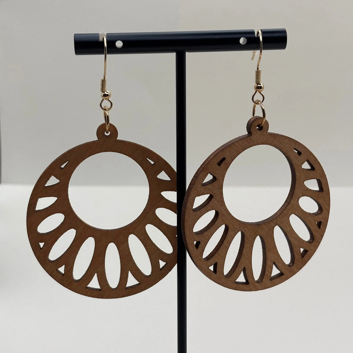 Boucles d'oreilles attache dorée avec boucle en bois léger motif ajourée en forme de cercle