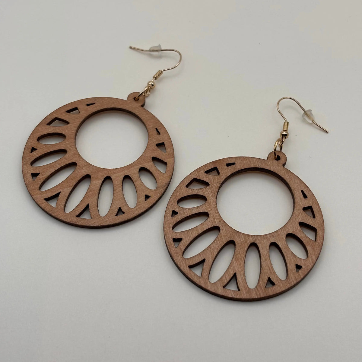 Boucles d'oreilles avec attache dorée avec boucle en bois léger motif ajourée en forme de cercle