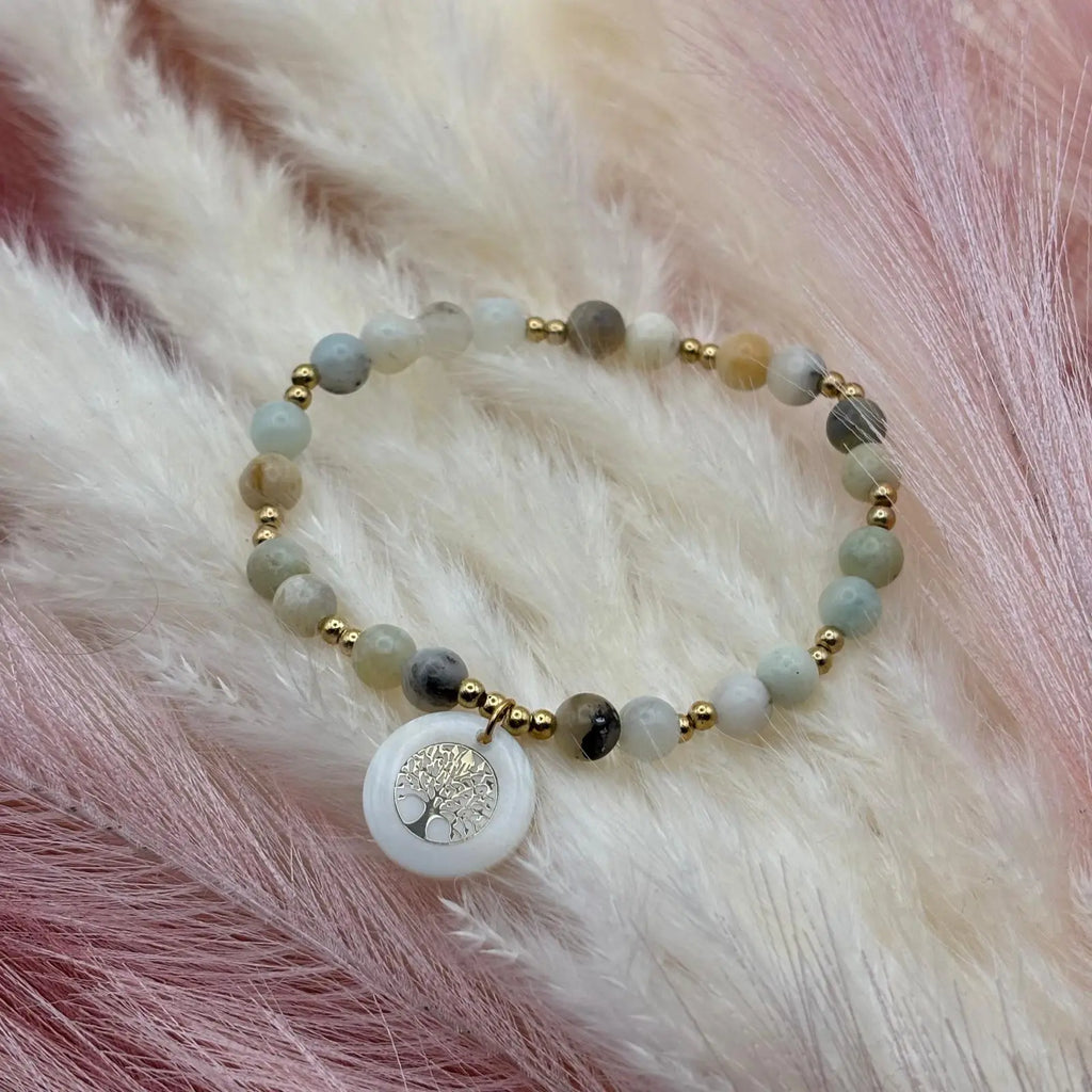 Bracelet en perles artisanal avec breloque pastille en nacre motif arbre de vie et perles naturelles pastels sur élastique