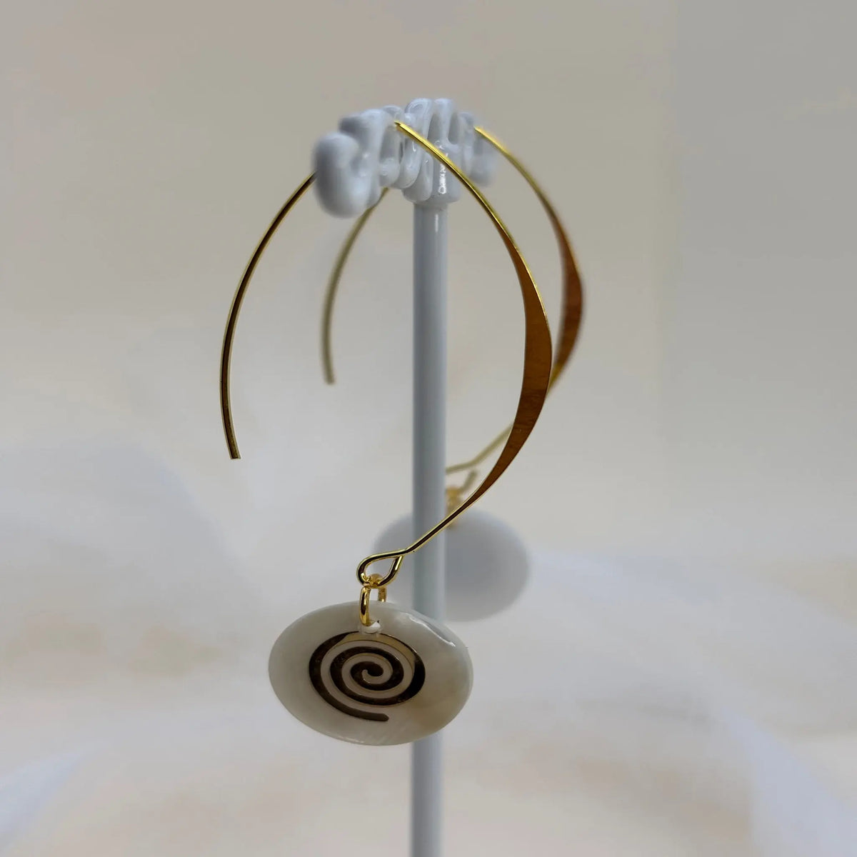 Paire de boucles d'oreilles pendentif avec une pastille nacrée et dessin de spirale