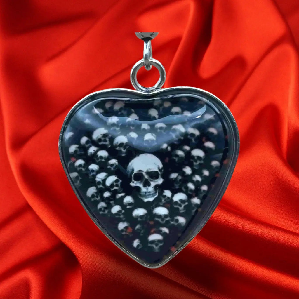 Boucles d'oreilles pendentif pour halloween en forme de coeur avec fond noir et tete de mort vendues sur le site pretes a briller