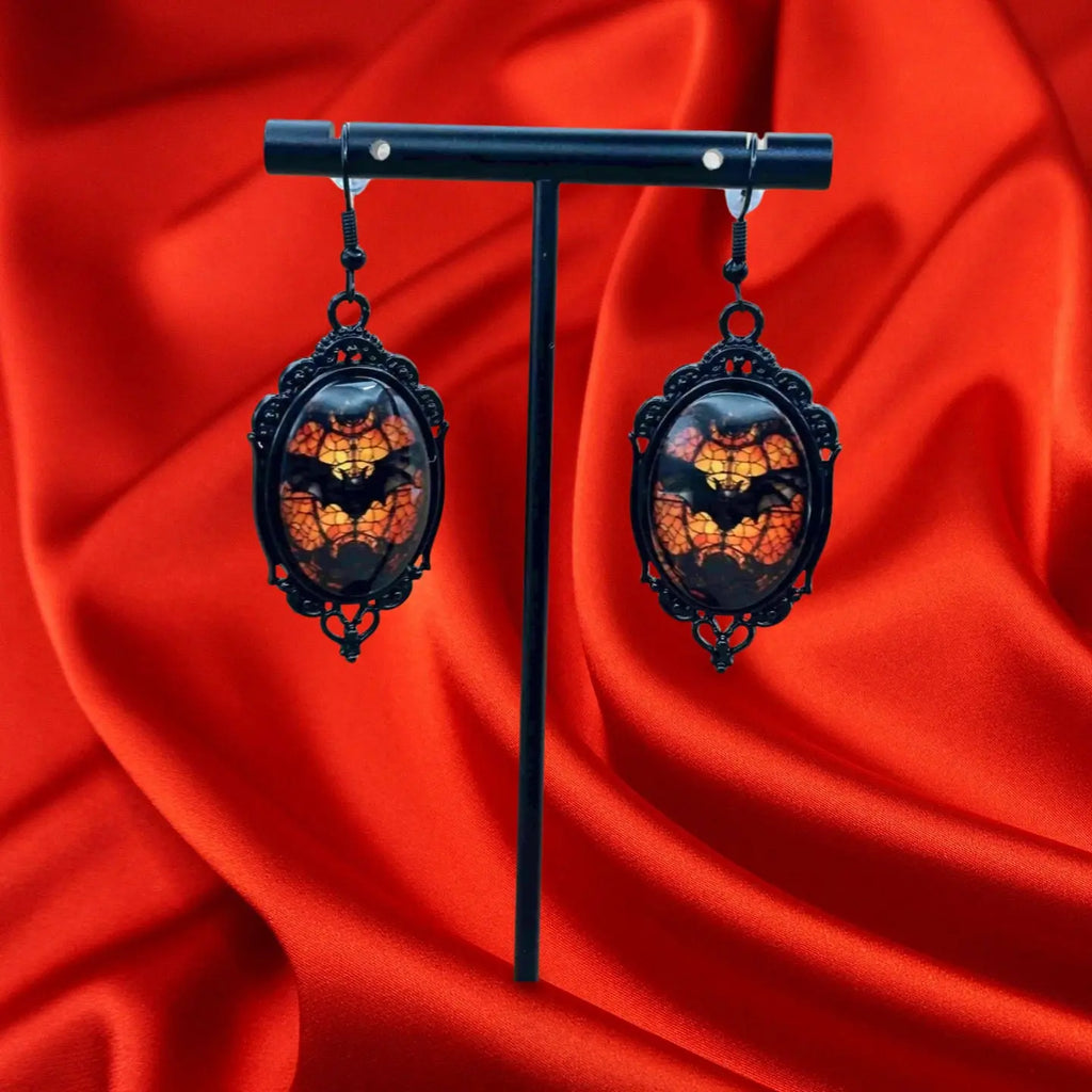 Boucles d'oreilles pendentif halloween en forme de médaillon noir avec à l'intérieur des chauve souris vendues sur le site pretes a briller