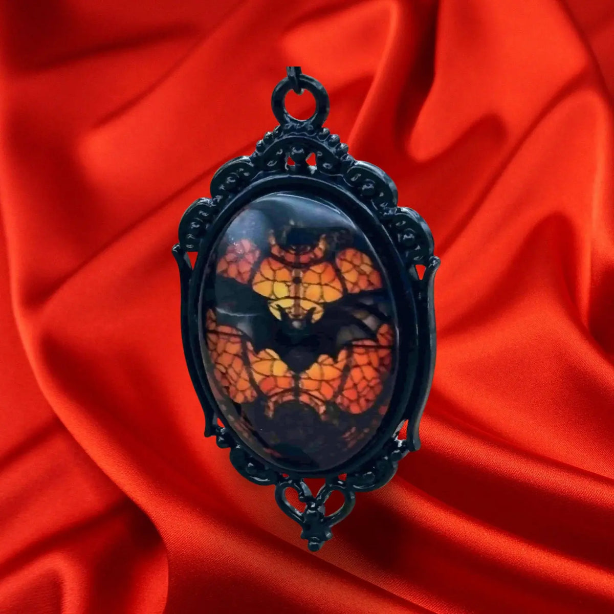 Boucles d'oreilles pendentif pour halloween en forme de médaillon noir avec à l'intérieur des chauve souris vendues sur le site pretes a briller