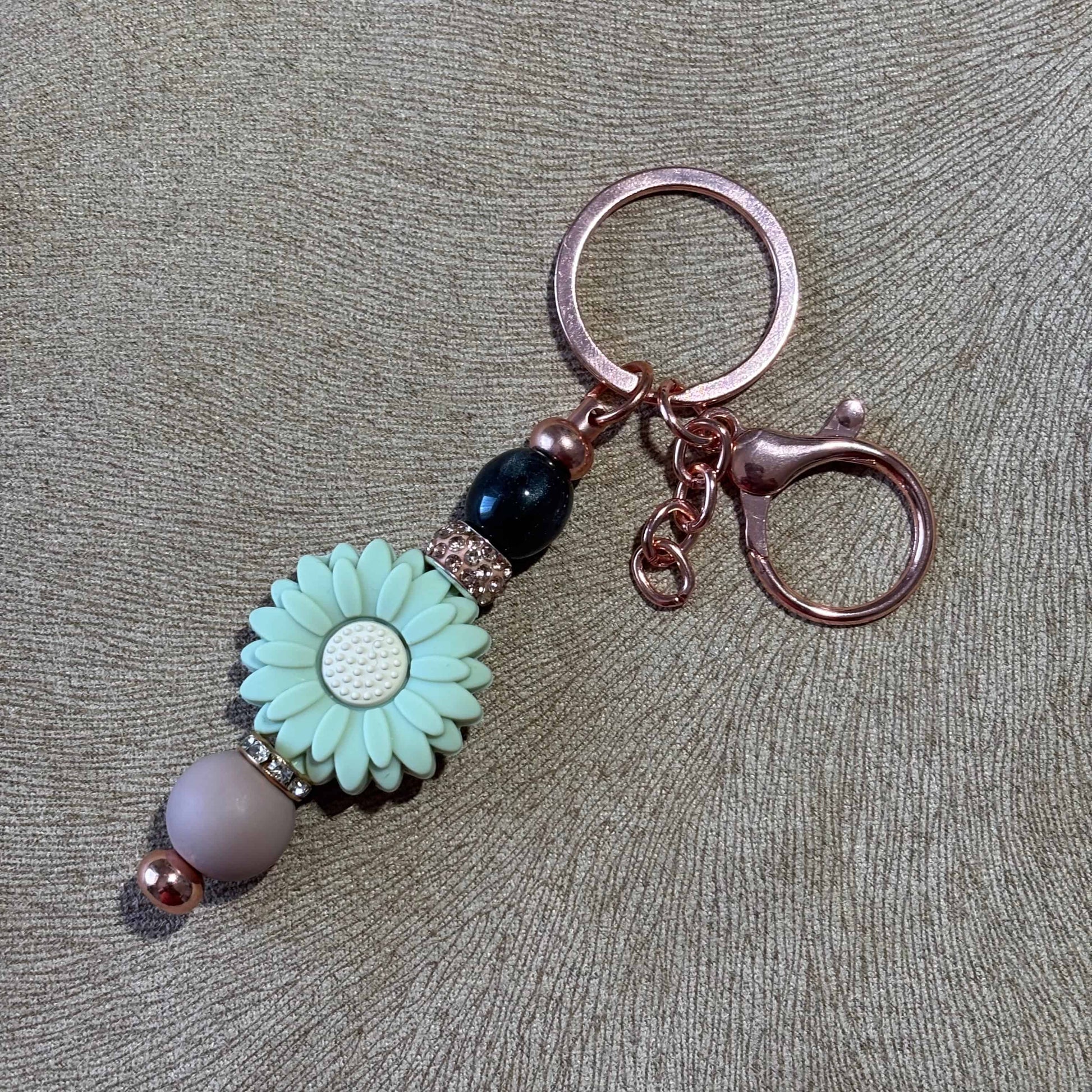 Porte clé artisanal en perles | Perles acryliques et fleur bleu canard