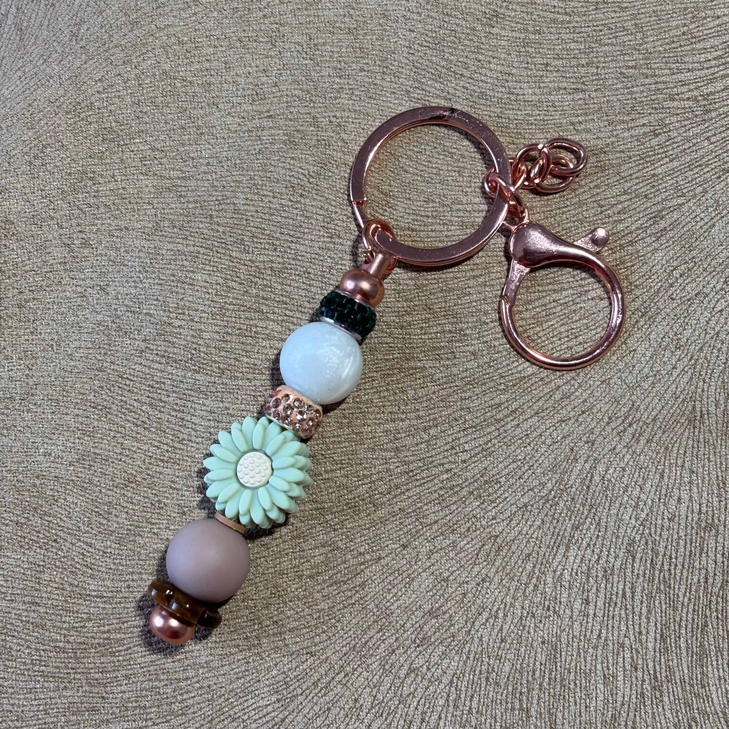 Porte clé en perles motif perles et fleur bleu vert