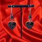Boucles d'oreilles pendentif pour halloween en forme de coeur rouge et arabesques argentées vendues sur le site pretes a briller