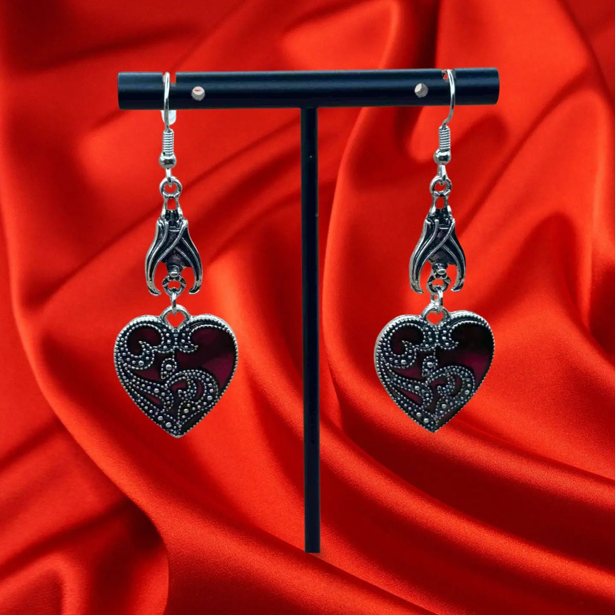 Boucles d'oreilles pendentif pour halloween en forme de coeur rouge et arabesques argentées vendues sur le site pretes a briller
