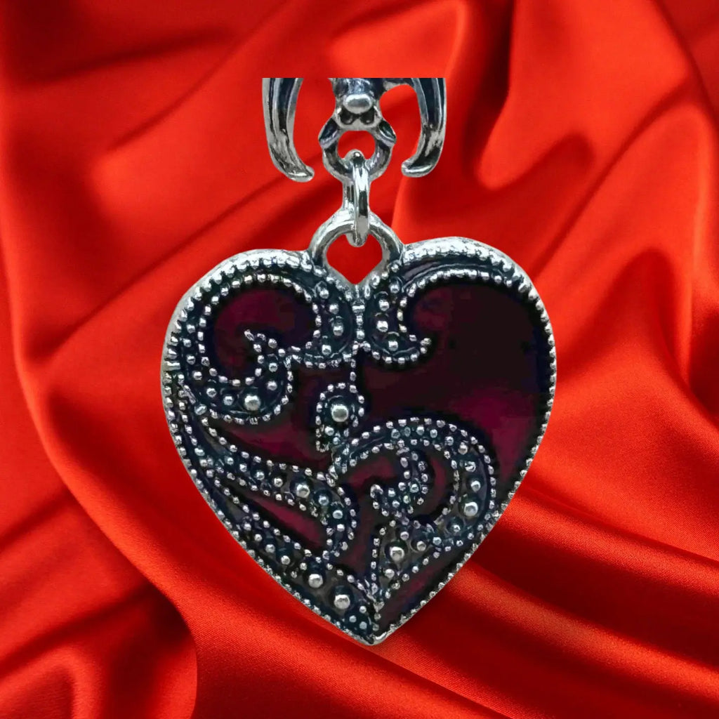 Boucles d'oreilles pendentif halloween en forme de coeur rouge et arabesques argentées vendues sur le site pretes a briller