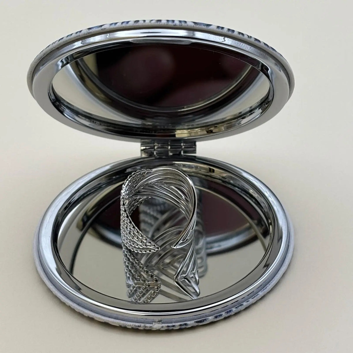 Bague argentée ajustable avec motifs géométriques en forme de volutes aériennes 