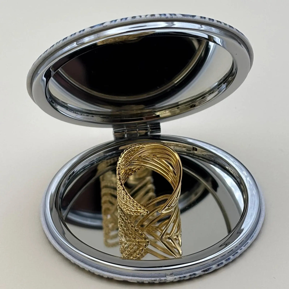 Bague dorée ajustable avec motifs géométriques en forme de volutes aériennes 