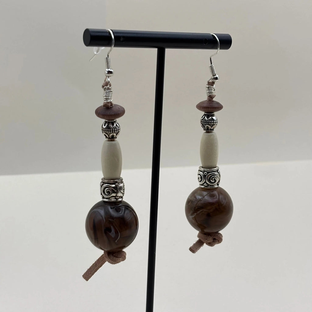 Boucles d'oreilles artisanales argentée avec grosse perle marron et allongée blanche