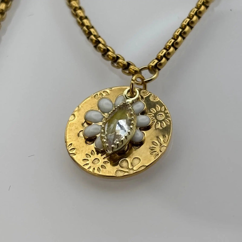 Bracelet doré avec perle Swarovski et breloque marguerite pastille en forme de fleur en acier inoxydable