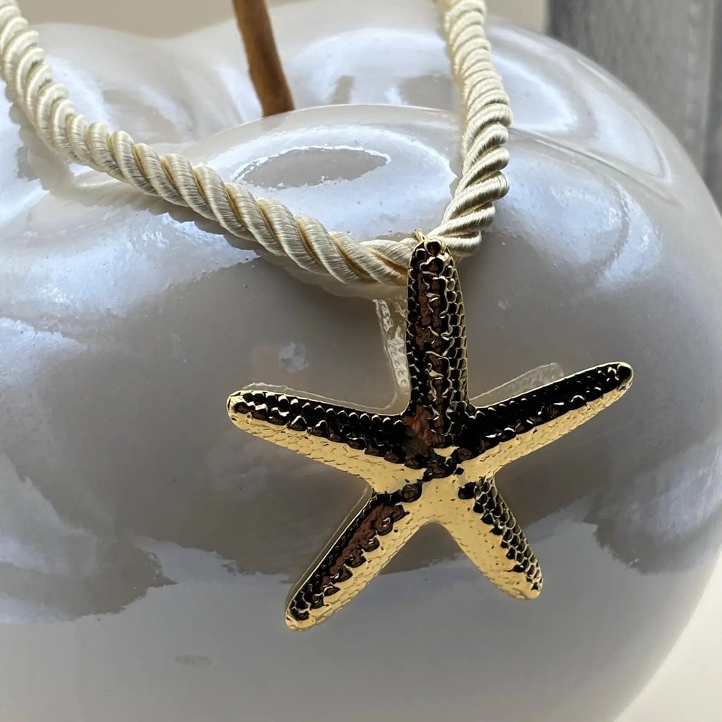 Collier fantaisie avec corde nylon écrue et pendentif doré motif étoile de mer
