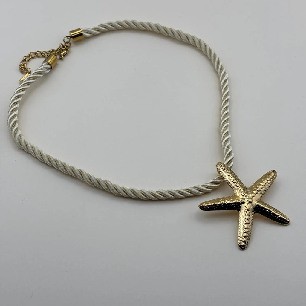 Collier fantaisie avec corde nylon écrue et pendentif de couleur dorée' motif étoile de mer