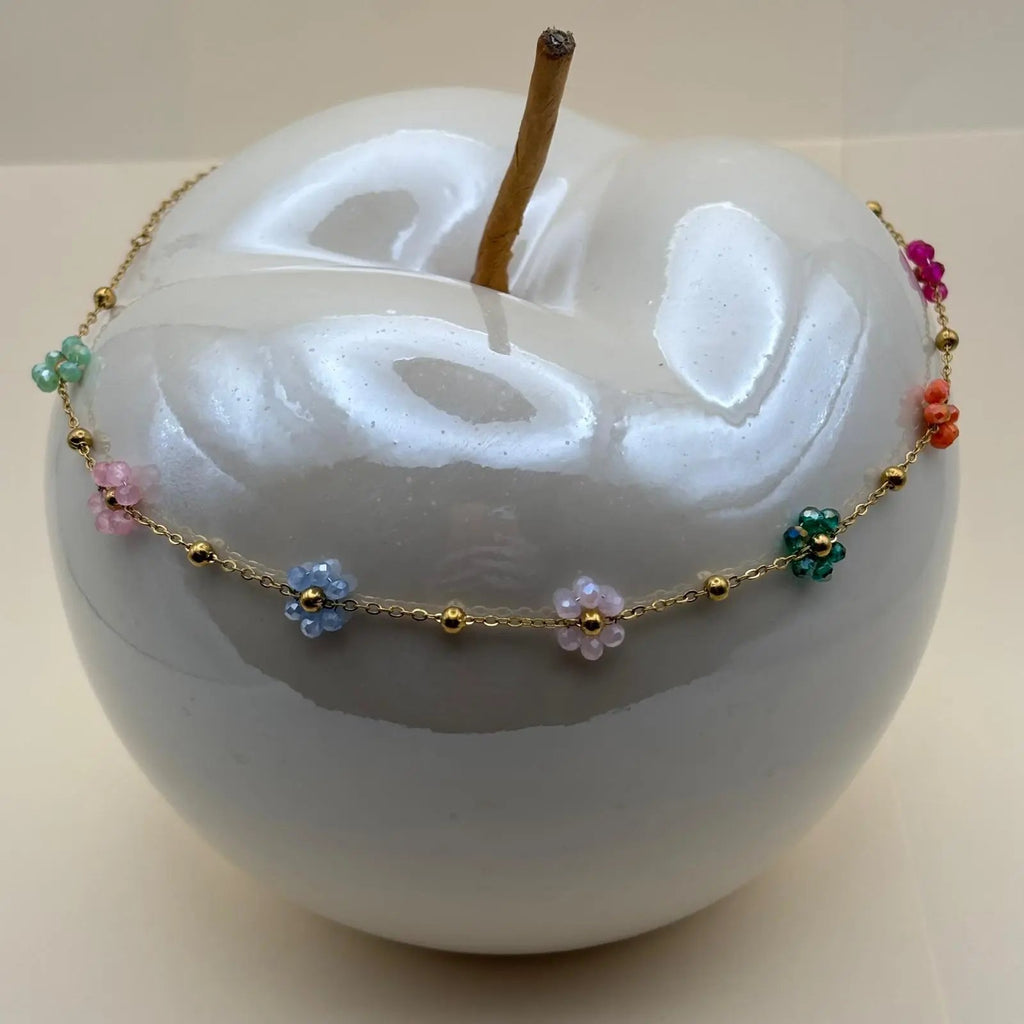 Collier fantaisie avec des fleurs multicolores sur chainette dorée en acier inoxydable