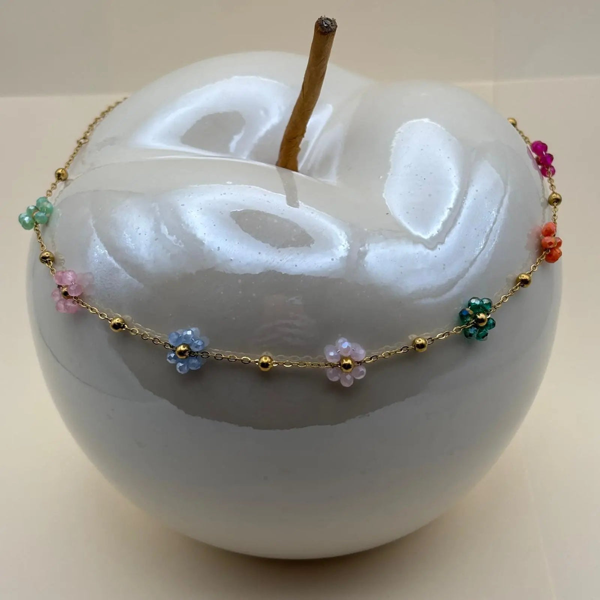 Collier fantaisie avec des fleurs multicolores sur chainette dorée en acier inoxydable