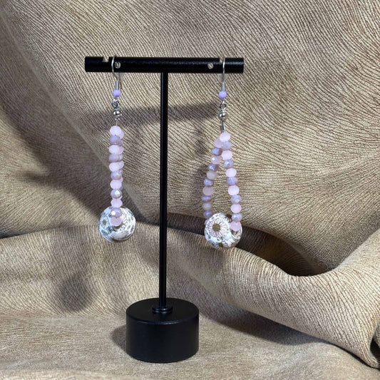 Boucle d'oreille pendentif avec perle et motifs fleuris