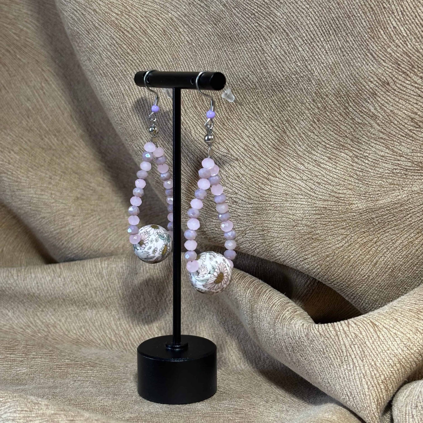 Boucle d'oreille pendentif avec perle et motifs fleuris