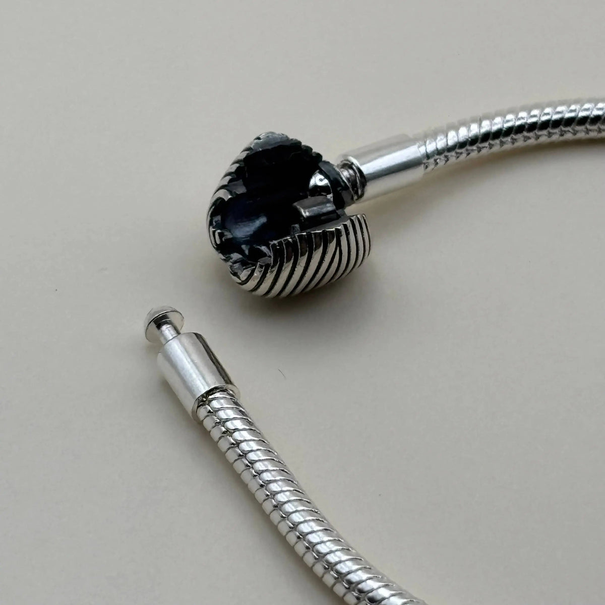 Bracelet Pand'Or avec un charm en forme de cœur  en acier inoxydable