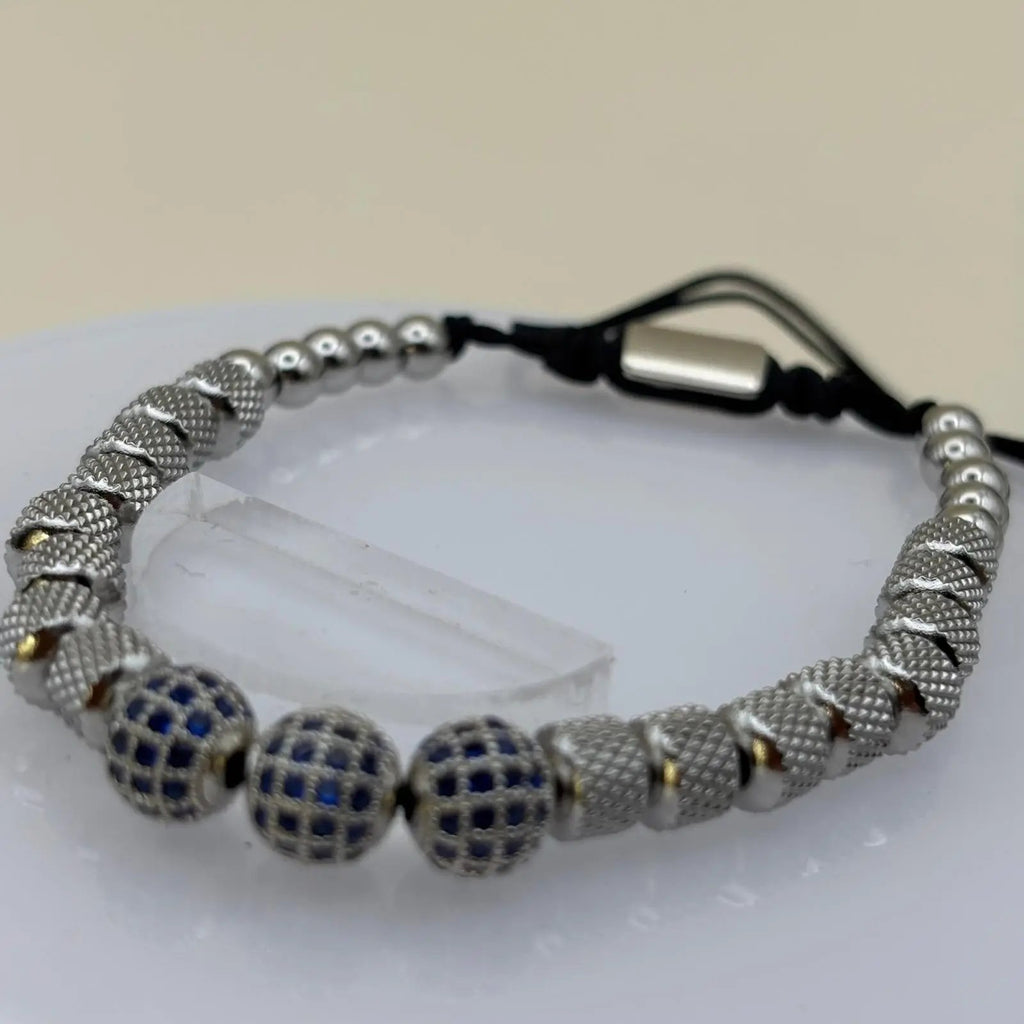 Bracelet pour homme avec des perles en acier argentées et trois perles bleu acier