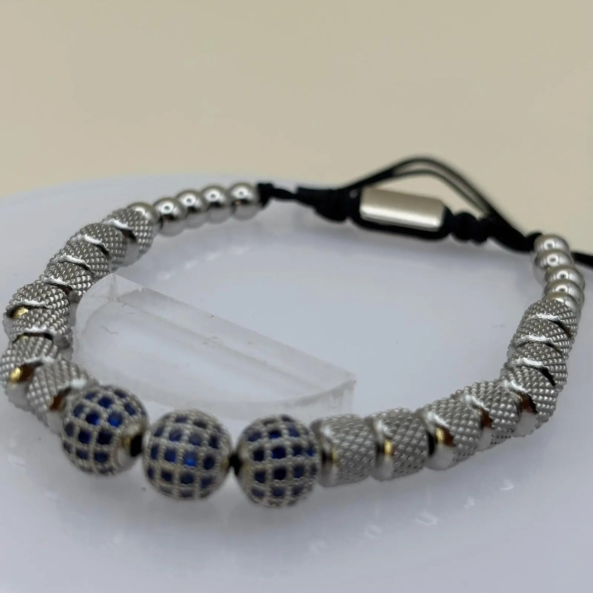 Bracelet pour homme avec des perles en acier argentées et trois perles bleu acier