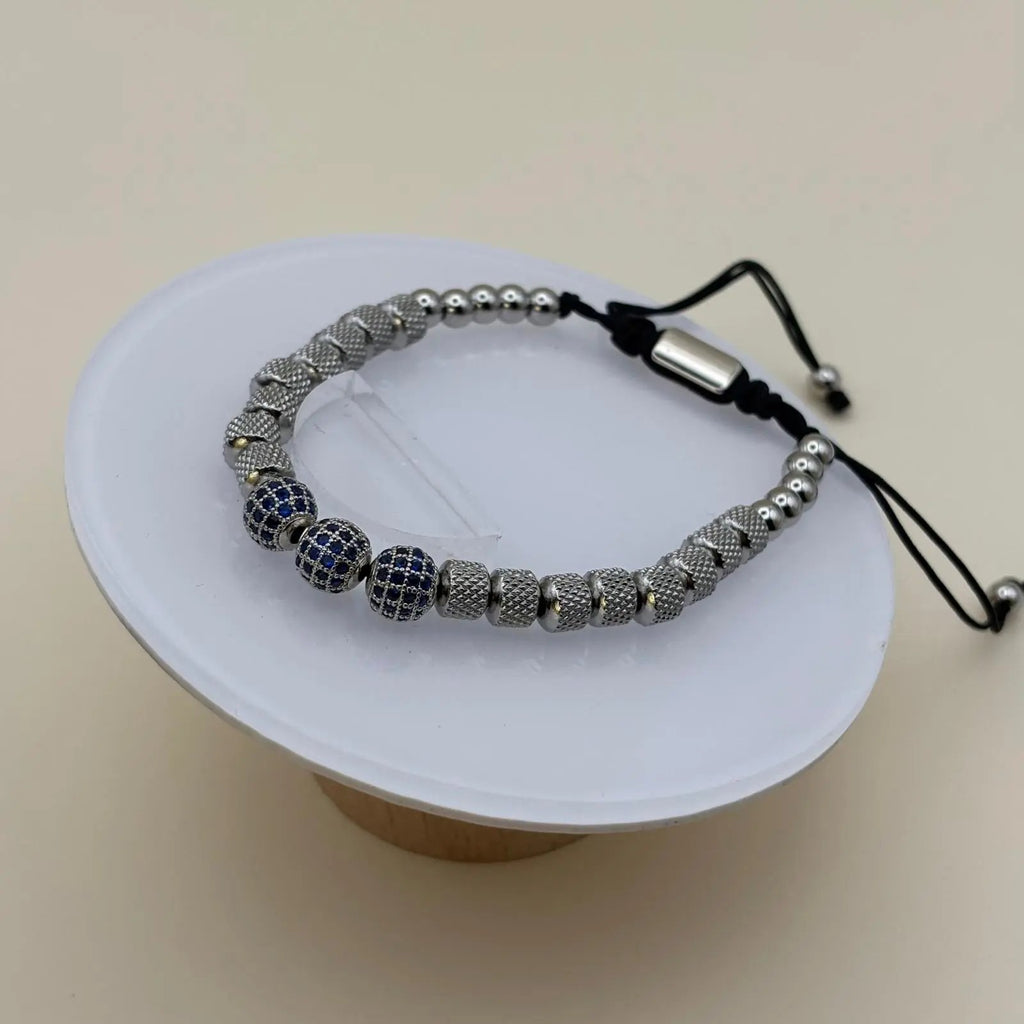 Bracelet homme avec des perles en acier argentées et trois perles bleu acier