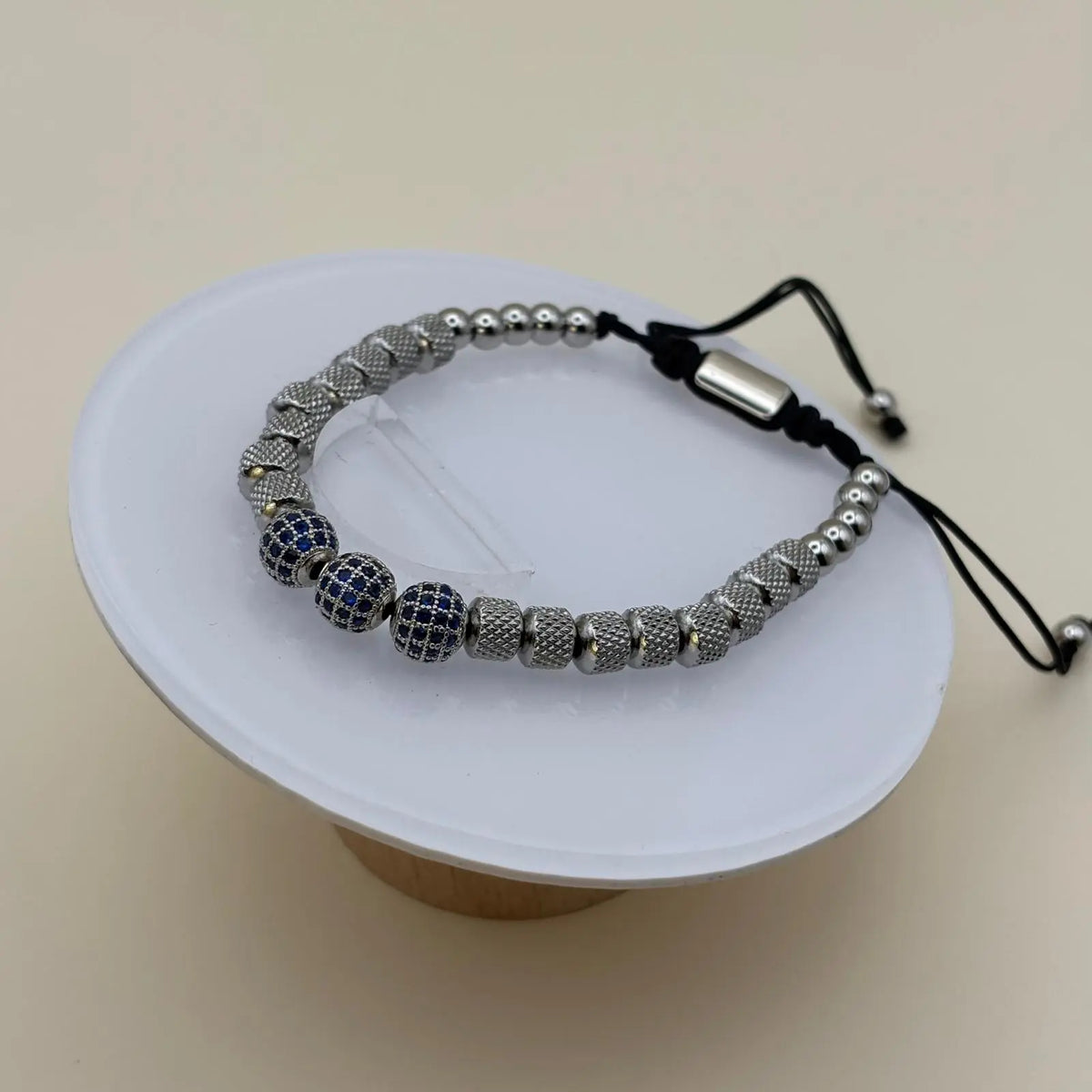 Bracelet homme avec des perles en acier argentées et trois perles bleu acier