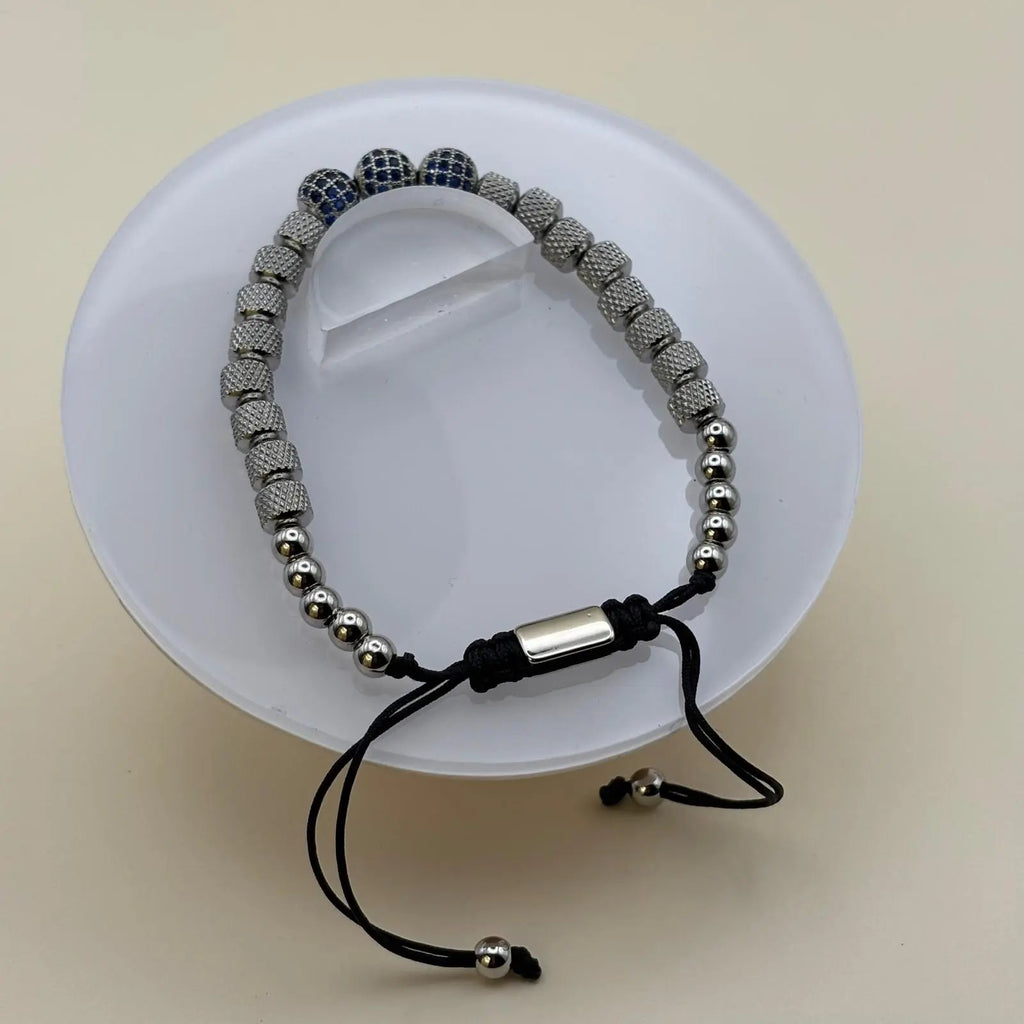 Bracelet pour homme avec des perles en acier argentées et trois perles bleu acier sur un lien réglable