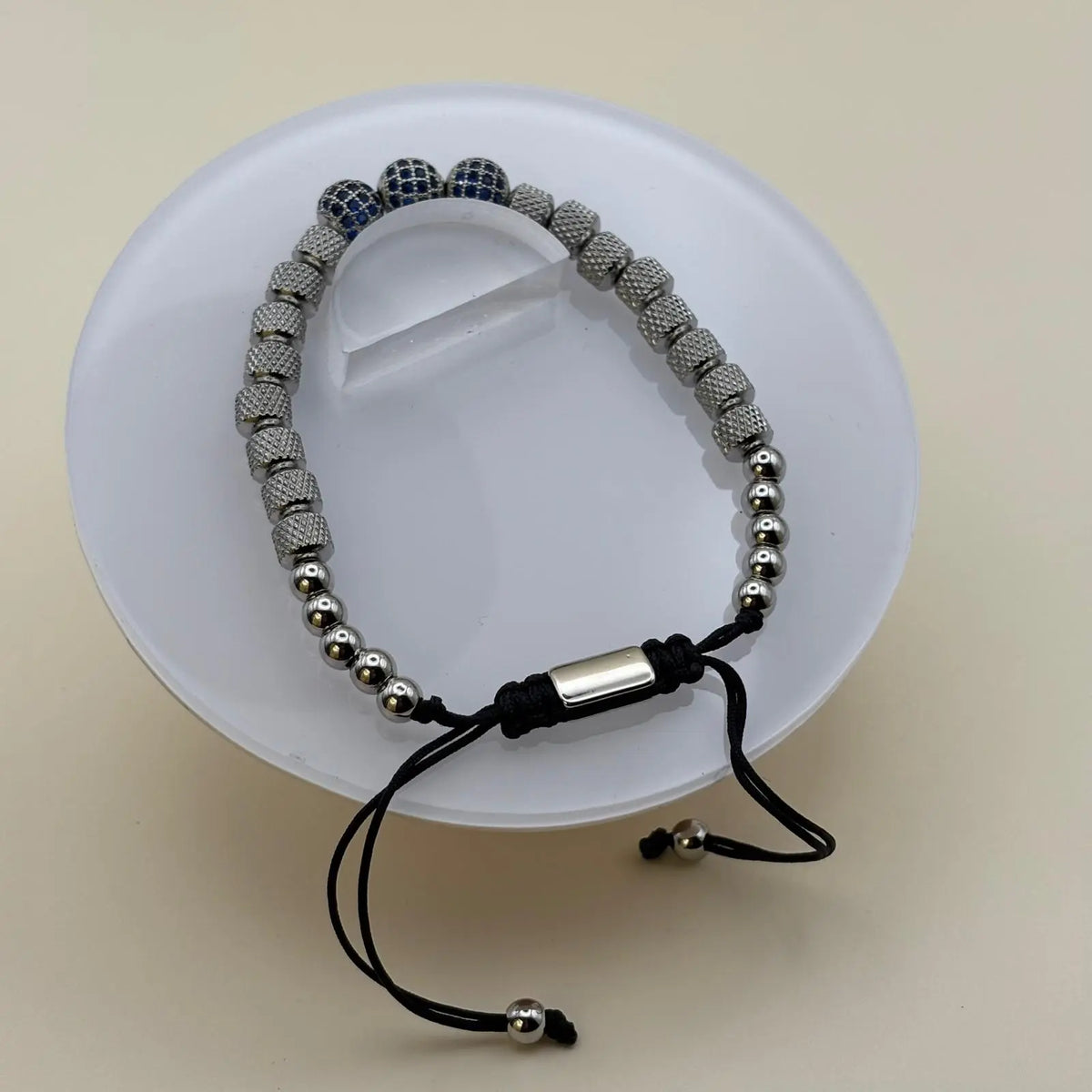 Bracelet pour homme avec des perles en acier argentées et trois perles bleu acier sur un lien réglable