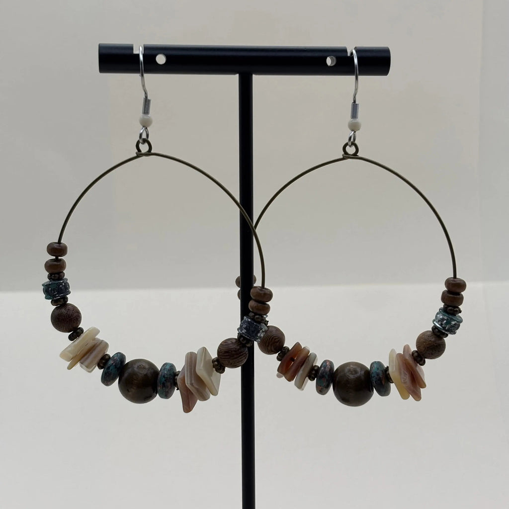 Boucles d'oreilles créoles avec des perles ronde marron et plates blanches