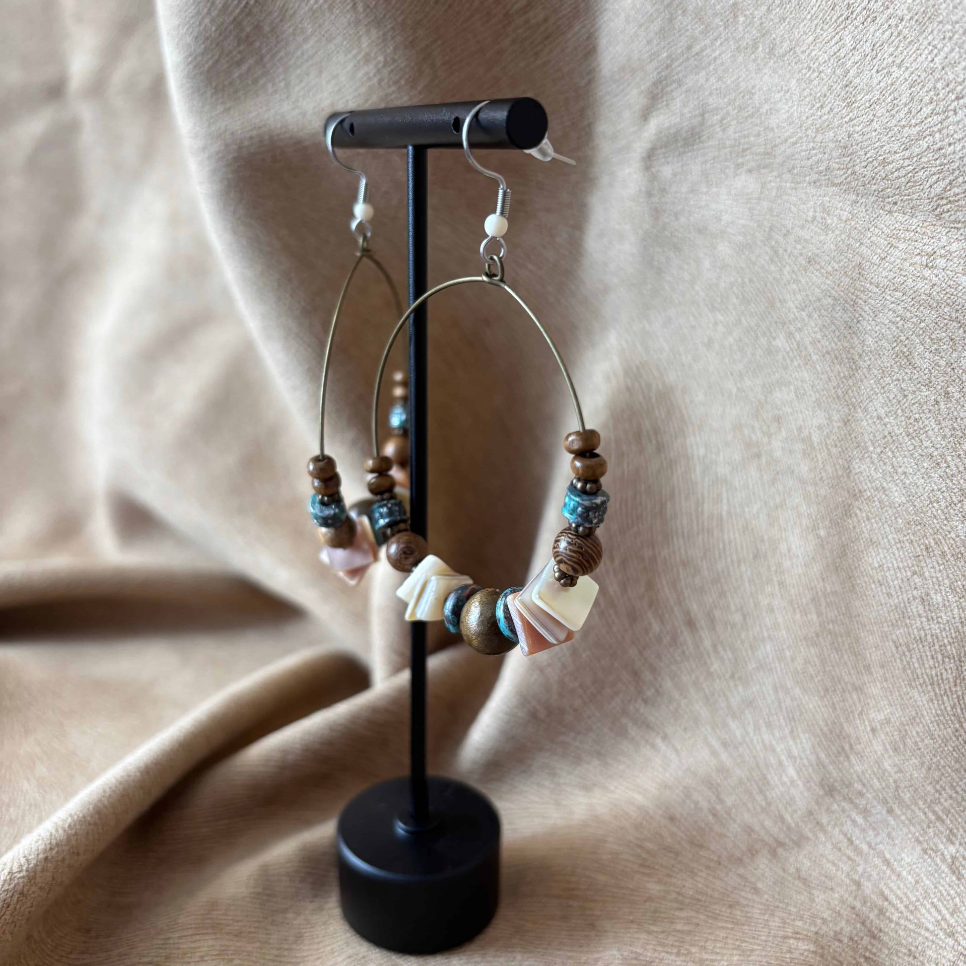 Boucles d'oreilles  créoles en bois avec perles et plaques acryliques