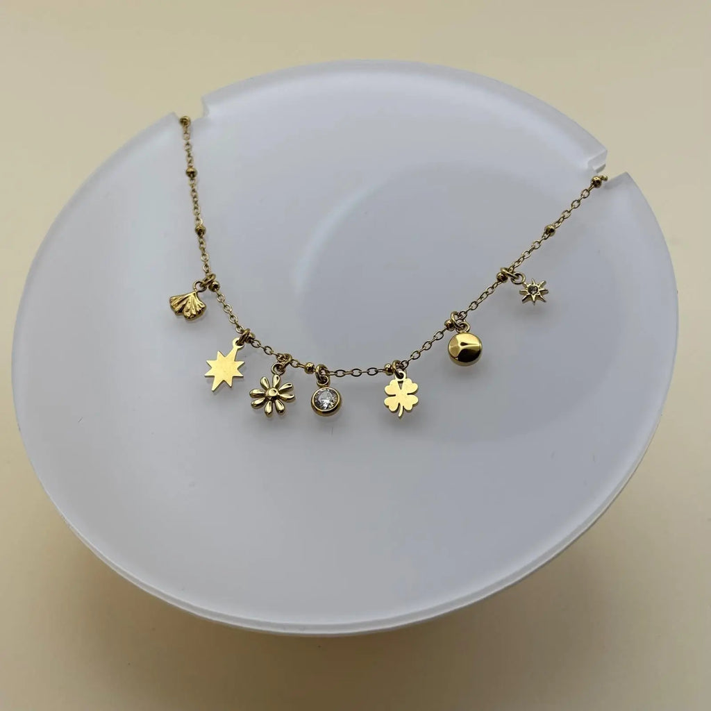 Bracelet doré petits maillons avec des breloques en forme étoile fleurs trèfles coquillages et brillants en acier inoxydable 