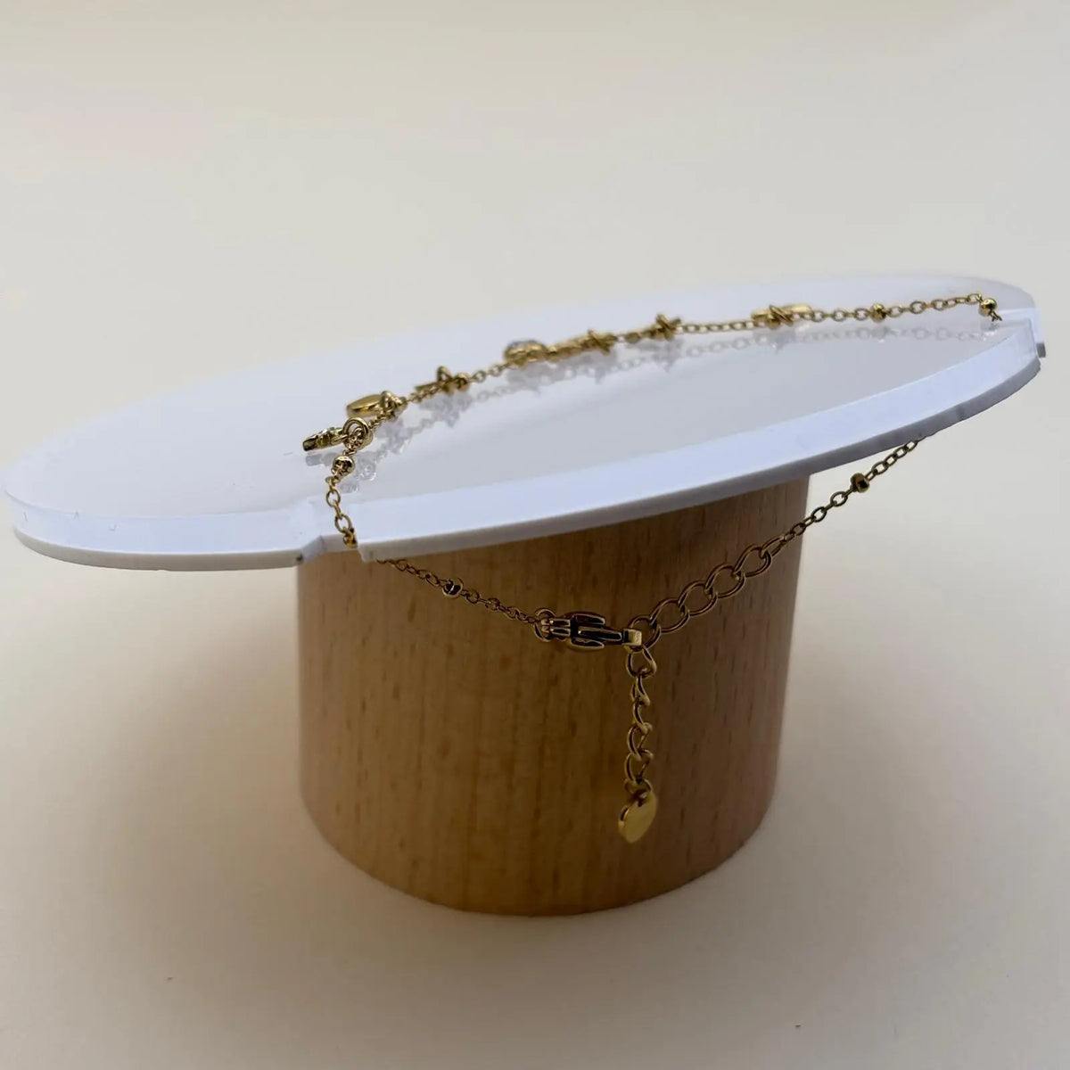 Bracelet doré à petits maillons avec breloques en forme étoile fleurs trèfles coquillages et brillants en acier inoxydable 