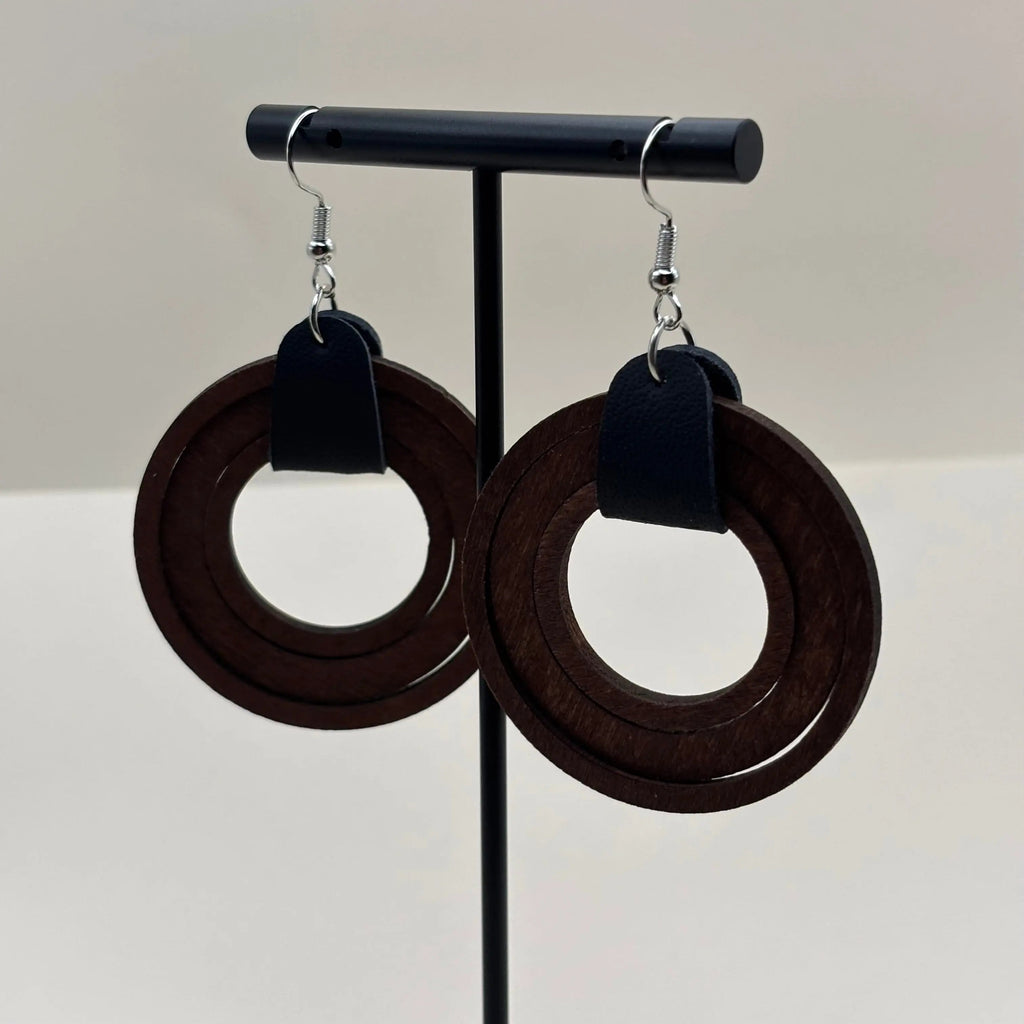 Des boucles d'oreilles avec attache argentée boucle en bois avec deux cercles concentriques