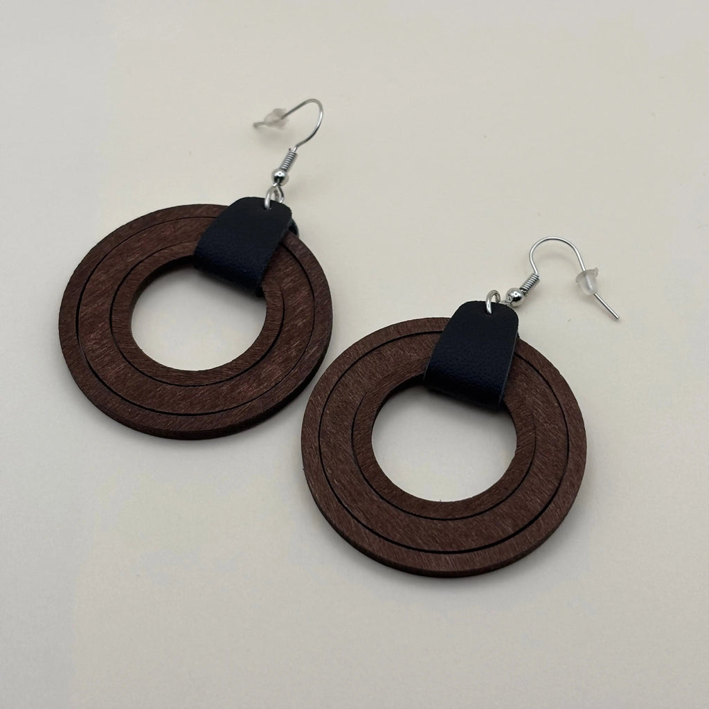 Une paire de boucles d'oreilles avec attache argentée boucle en bois avec deux cercles concentriques