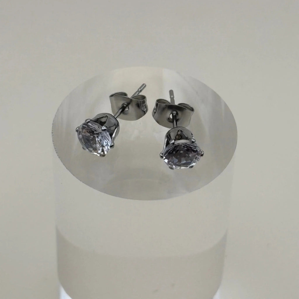 Des boucles d'oreilles argentées avec brillant de 6 mm