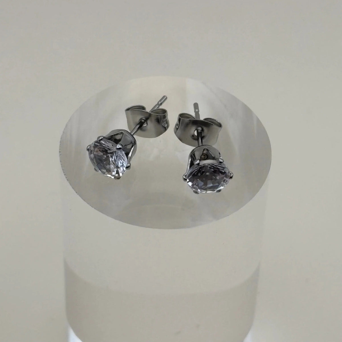 Des boucles d'oreilles argentées avec brillant de 6 mm