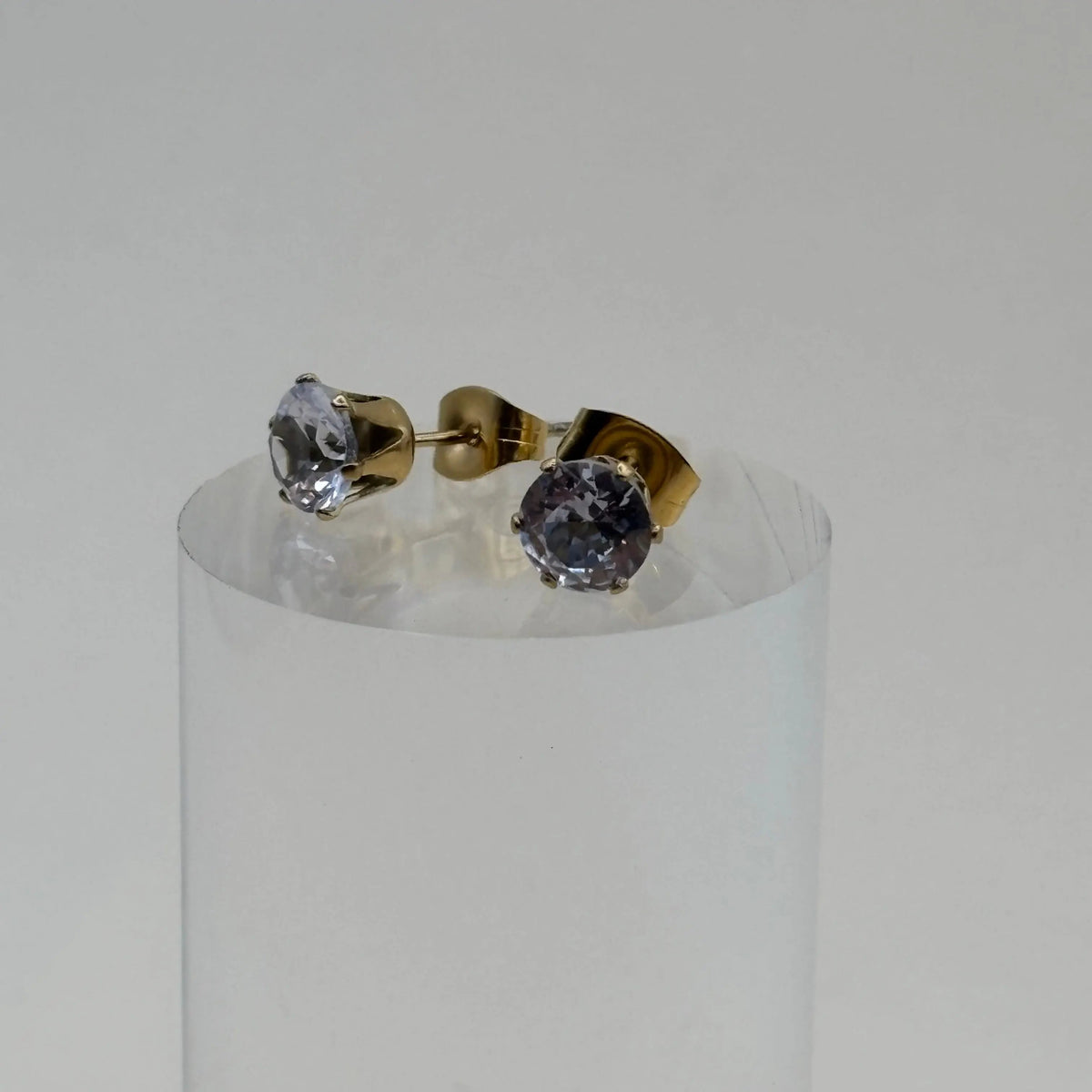 Boucles d'oreilles dorées avec brillant de 6 mm