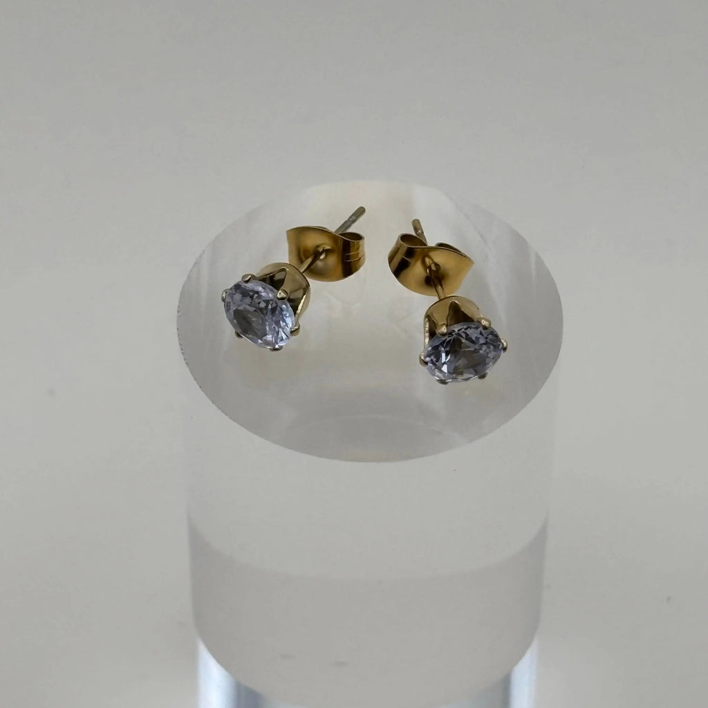 Des boucles d'oreilles dorées avec brillant de 6 mm