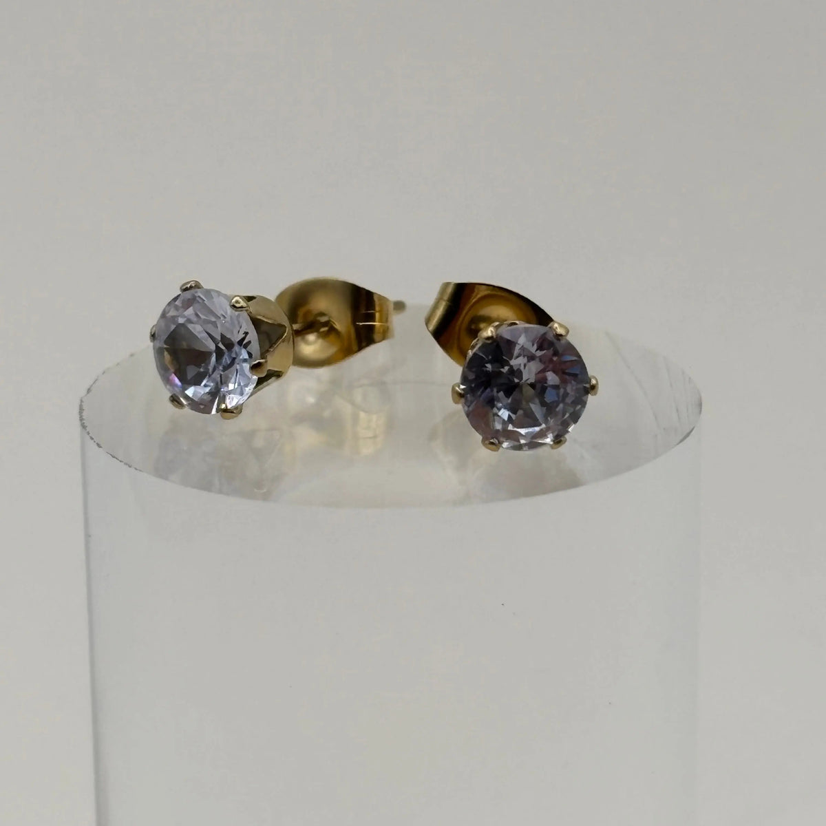 Une paire de boucles d'oreilles dorées avec brillant de 6 mm