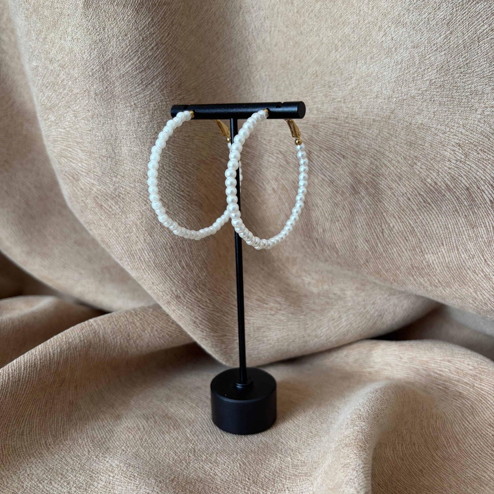Boucles d'oreilles dorées créoles | En perles acryliques blanches | Acier inoxydable