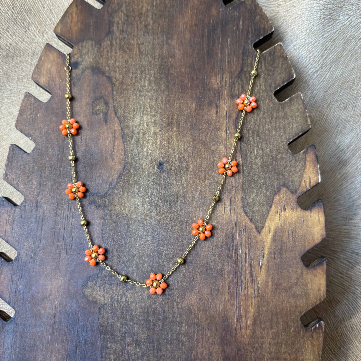 Collier fantaisie |Fleurs colorées oranges sur chainette dorée |Acier inoxydable