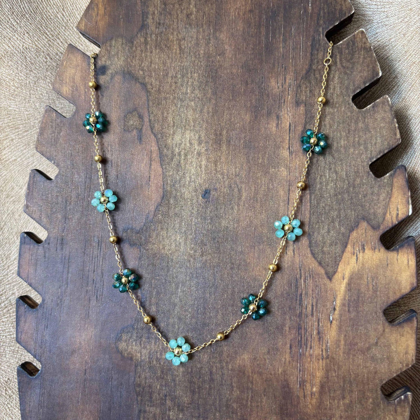 Collier fantaisie |Fleurs colorées vertes sur chainette dorée |Acier inoxydable