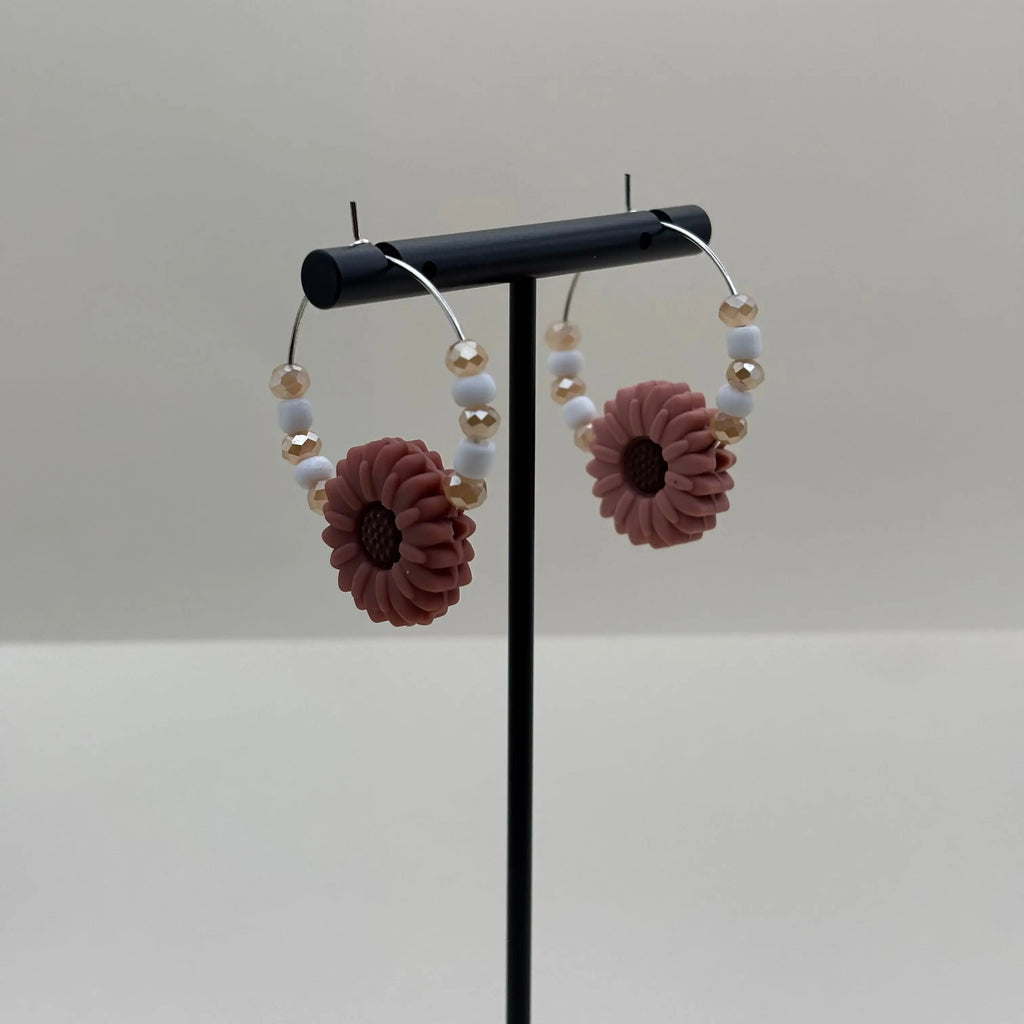 Boucles d'oreilles créole avec perles et fleur rose