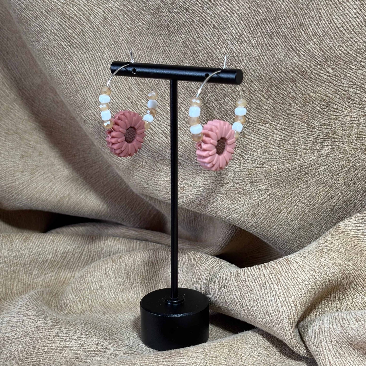 Boucle d'oreille créole avec perles et fleur rose