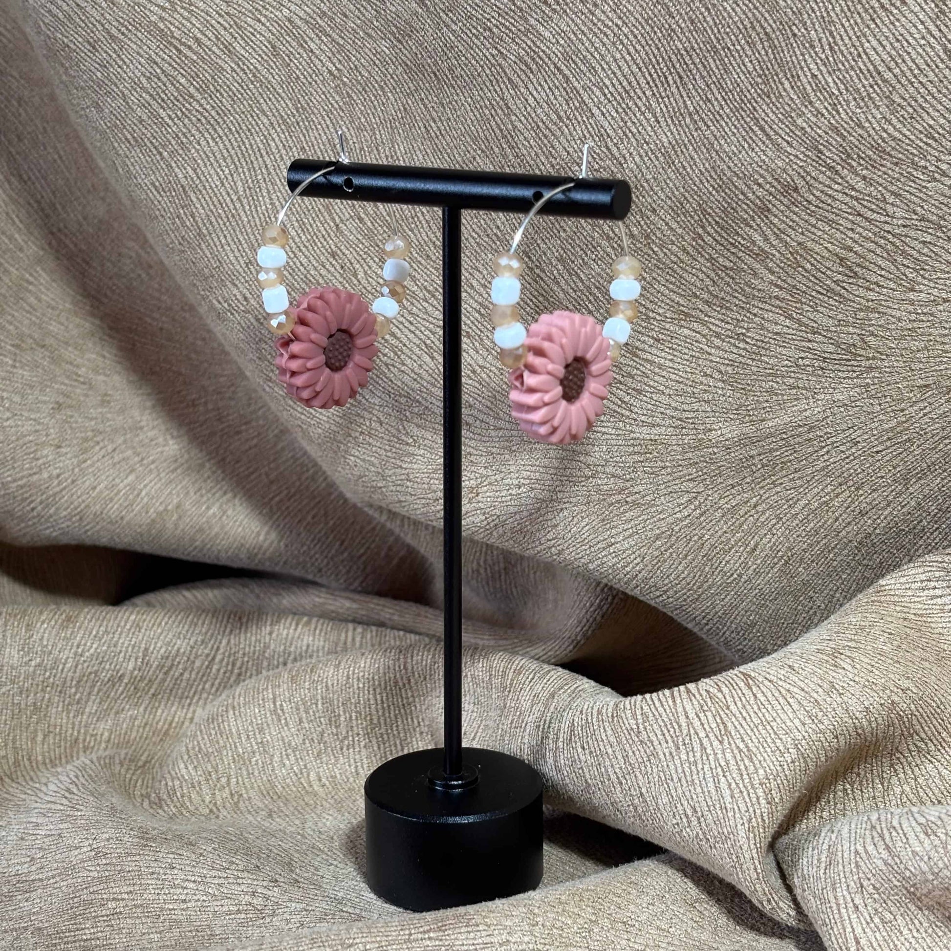 Boucle d'oreille créole avec perles et fleur rose