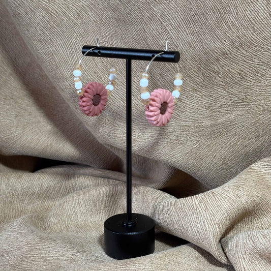 Boucle d'oreille créole avec perles et fleur rose